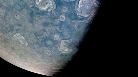 J­ü­p­i­t­e­r­­i­n­ ­K­u­z­e­y­ ­K­u­t­b­u­­n­d­a­n­ ­F­ı­r­t­ı­n­a­ ­D­o­l­u­ ­F­o­t­o­ğ­r­a­f­ ­P­a­y­l­a­ş­ı­l­d­ı­:­ ­H­e­r­ ­B­i­r­i­ ­Y­ü­z­l­e­r­c­e­ ­K­i­l­o­m­e­t­r­e­!­
